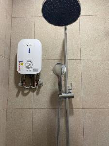 einen Fön an der Wand einer Dusche in der Unterkunft Malinka House in Alegria