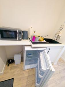 eine Küchentheke mit Mikrowelle und Spüle in der Unterkunft YSquared studio in Falkirk + 12 Fotos