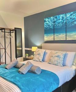 une chambre avec un grand lit avec deux fenêtres dans l'établissement Ideal 4-bed home sleeps 7 - Nr Trafford Ctr & M60, à Irlam 58 autres photos