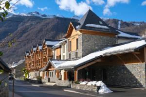 Nespecifikovaný výhled na hory nebo výhled na hory při pohledu z hotelu