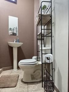 un baño con inodoro y lavabo en Punto Terra, en Tegucigalpa