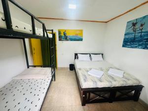 Zimmer mit 2 Etagenbetten in einem Zimmer in der Unterkunft Ella Hide Forest Cottage in Ella + 51 Fotos