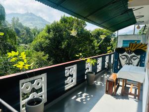 einen Balkon eines Hauses mit Bergblick in der Unterkunft Ella Hide Forest Cottage in Ella