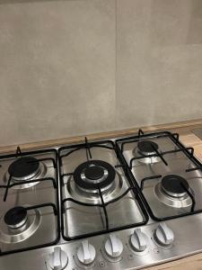 a stove top with four burners in a kitchen at Nancy's Home in Naples