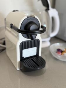 Eine Kaffeemaschine stand mit einem Stethoskop auf der Theke. in der Unterkunft סוויטת ארגמן in Beʼer Ora