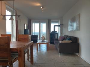ein Wohnzimmer mit einem Tisch und ein Esszimmer in der Unterkunft Mitteldeck 503 in Rechlin
