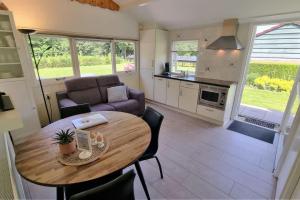 Kuchyň nebo kuchyňský kout v ubytování Hello Zeeland - Molenweg 26