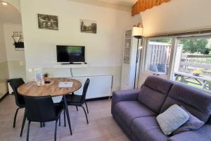 TV a/nebo společenská místnost v ubytování Hello Zeeland - Molenweg 26