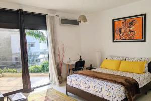 Giường trong phòng chung tại Cosy and Spacious 4BR villa 5 min to Hay Riad
