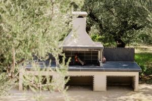 uma lareira de tijolos sobre um banco em um parque em Casa Lydia - Villa with Private Pool, by ZanteWize em Plános mais 72 fotografias