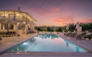 uma grande piscina em frente a uma casa em Casa Lydia - Villa with Private Pool, by ZanteWize em Plános