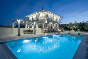 uma casa grande com uma piscina na frente em Casa Lydia - Villa with Private Pool, by ZanteWize em Plános