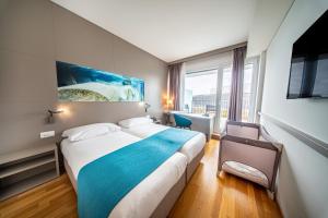 Una habitación de hotel con una cama grande y una ventana. en Aquatis Hotel, en Lausana 47 fotos más