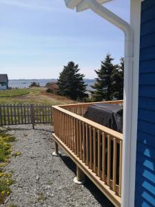 une terrasse avec vue sur l'océan dans l'établissement Oceanview Cottage, à North Twillingate Island