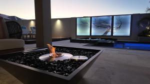 un soggiorno con buca per il fuoco al centro di The Iluka Mirage - Sauna - Spa - Heated Pool - Fire pit - 5BR a Perth