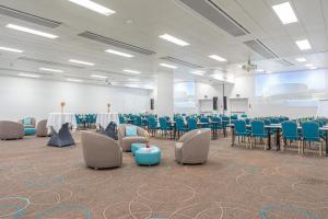 Una gran sala con mesas y sillas. en Aquatis Hotel, en Lausana