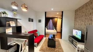 TV a/nebo společenská místnost v ubytování Taragon Puteri Bintang KLCC View Studio Apartment