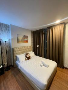 Postel nebo postele na pokoji v ubytování Taragon Puteri Bintang KLCC View Studio Apartment