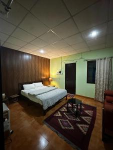 Postel nebo postele na pokoji v ubytování Forester North - Farm Stay in Kanatal