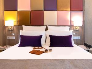 Una cama o camas en una habitación de Mercure Budapest Korona