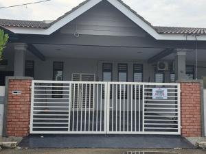 une maison avec un portail blanc devant elle dans l'établissement D'Stay Anak Dara Kijal, à Kijal