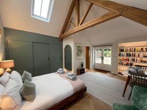 Una cama o camas en una habitación de Luxury Designer Boutique Annexe - Walk to Award Winning Pub