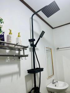 Una luz negra en un baño con lavabo en pinggan box glamping, en Bangli