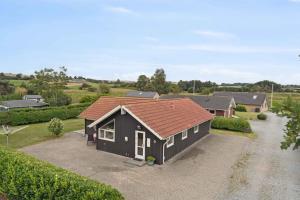 une vue aérienne d'une maison noire avec un toit rouge dans l'établissement Beachside Holiday Home For The Whole Family, à Broager
