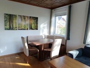 a living room with a table and a couch at Casa del Witzmann in Karlstein