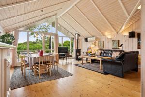 un salon avec une table et un canapé dans l'établissement Beachside Holiday Home For The Whole Family, à Broager