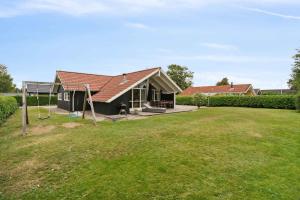une maison avec une cour devant dans l'établissement Beachside Holiday Home For The Whole Family, à Broager 11 autres photos