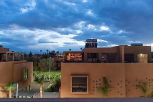 Un edificio con una torre de reloj en la parte superior. en Luxury Stay Free Breakfast Heated Pool & Spa, en Marrakech