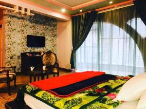 ein Schlafzimmer mit einem großen Bett und einem großen Fenster in der Unterkunft Daryal hotel in Kārandūkai