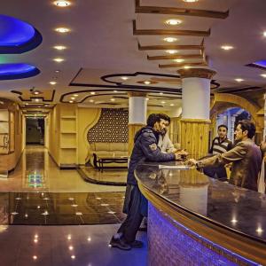 Ein Mann steht an einer Bar in einer Lobby. in der Unterkunft Daryal hotel in Kārandūkai