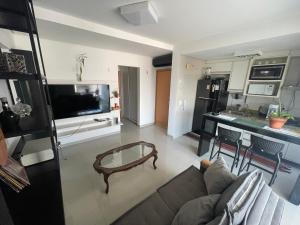 ein Wohnzimmer mit Sofa und Tisch in der Unterkunft Ap 2 quartos em frente ao Campim Dourado Shopping in Palmas + 16 Fotos