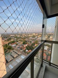 ein Blick auf eine Stadt durch ein Netzfenster in der Unterkunft Ap 2 quartos em frente ao Campim Dourado Shopping in Palmas