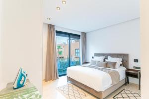Un dormitorio con una cama y una ventana grande. en Luxury Stay Free Breakfast Heated Pool & Spa, en Marrakech 139 fotos más
