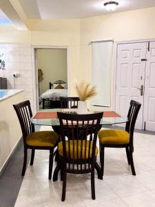 une salle à manger avec une table et des chaises et une chambre dans l'établissement Luxe Loft 2 Cozy 3 Bed Escape, à Dargai
