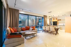 una sala de estar con un sofá y una mesa en Luxury Stay Free Breakfast Heated Pool & Spa, en Marrakech