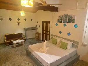 Un dormitorio con una cama y un sofá en una habitación. en Avalon Villa Unawatuna, en Unawatuna