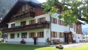 ein Gebäude mit Fenstern und Balkonen in der Unterkunft Ferienwohnungen Anja in Steeg