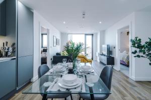 ein Esszimmer mit Glastisch und Stühlen in der Unterkunft Skyline Apartment With Thermal Spa in Manchester