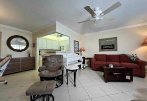 Posezení v ubytování Nestled In The Heart Of Century Village East