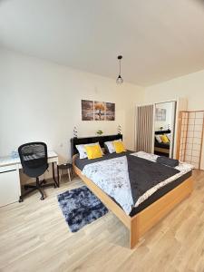 ピーセクにあるUbytování v srdci Pískuのベッドと机と椅子のある寝室