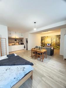 ピーセクにあるUbytování v srdci Pískuのベッドとダイニングルームのある寝室