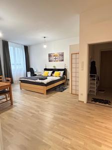 ピーセクにあるUbytování v srdci Pískuのベッドと木の床のある寝室