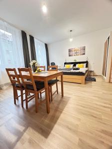 ピーセクにあるUbytování v srdci Pískuのテーブルと椅子とベッドのある部屋