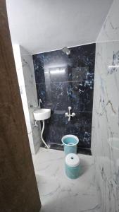 ein Badezimmer mit Waschbecken und Toilette in der Unterkunft Exit 96 Farm Stay in Pāli