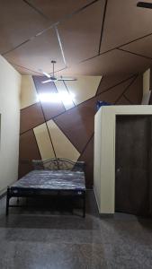 ein Raum mit einer Bank vor einer Wand in der Unterkunft Exit 96 Farm Stay in Pāli