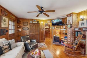 Μια τηλεόραση ή/και κέντρο ψυχαγωγίας στο Cozy Mountain Getaway